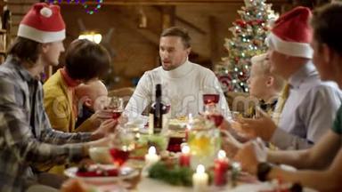 当家人在圣诞餐桌旁交谈时，家庭主妇会把火鸡端到餐桌上